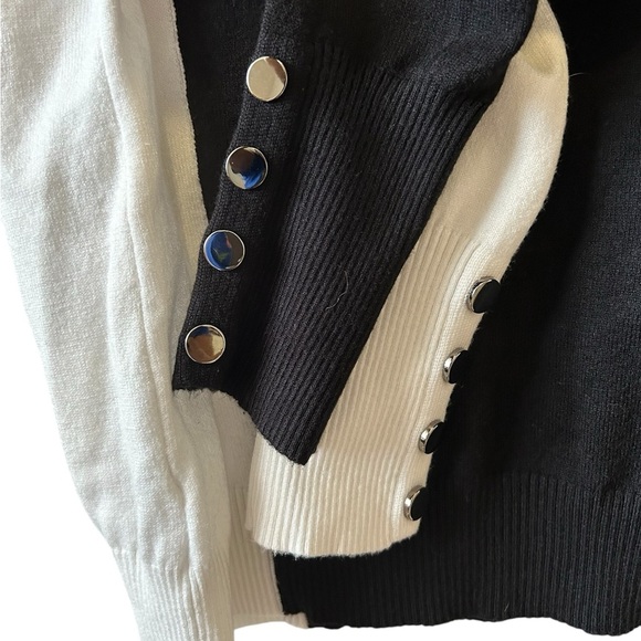 Two-Tone Black and White Turrleneck Sweater - Picture 4 of 4